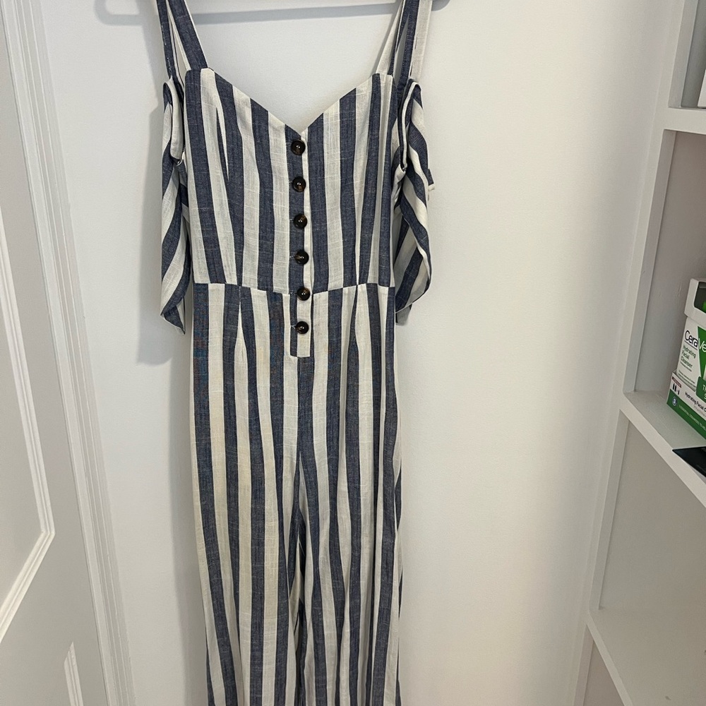 Linen jumpsuit perfect for vacations / summer / spring time.